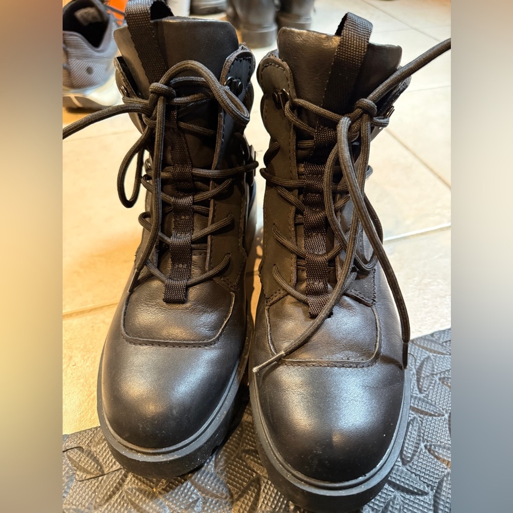 UGG Women’s Tioga Waterproof Hiker Boots, Black. Used a few times - Picture 3 of 4